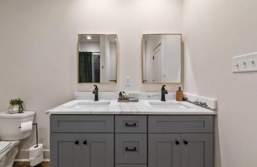 Lafayette Villa | Lagniappe House Cajun Country Gem King Bed