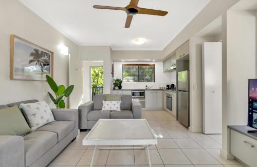 Trinity Beach Apartamento | Lagoon Breeze - Beachside Living with Resort Perks