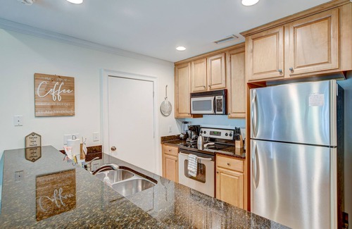 Isle of Palms Condominio | Lagoon view condo w/easy access to the beach in Wild Dunes