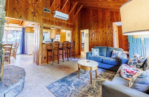 Idyllwild Cabina | Laid-back Creekside Cabin Walkable to Town