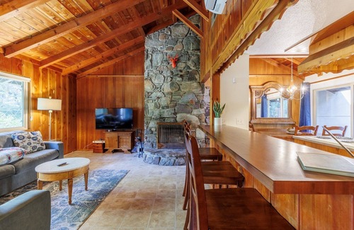 Idyllwild Cabina | Laid-back Creekside Cabin Walkable to Town