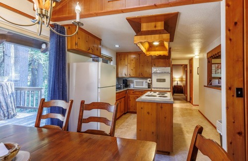 Idyllwild Cabina | Laid-back Creekside Cabin Walkable to Town