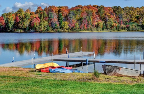 Phelps Condominio | Lake Access Condo in Eagle River w/ complimentary kayaks, canoes, and row boats.