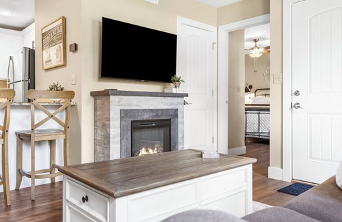 Branson Casa | Lake Access- Rustic Hickory Haven