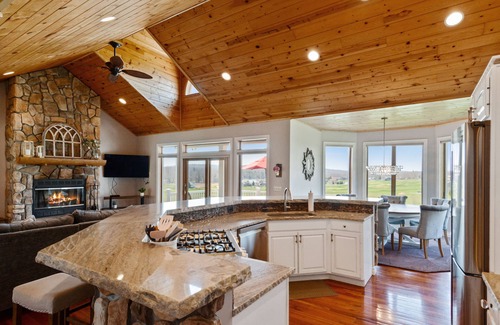 Waterfront Greens Casa | Lake Access, sled hill, fire pit, hot tub, FREE par-3 golf, pickleball/tennis