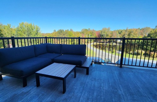 Saint-Prosper Chalet De Esquí | Lake and Pool table - The Dorchester