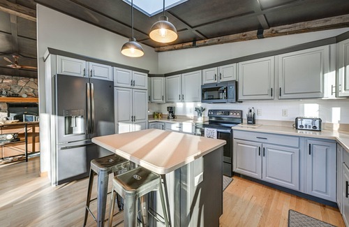 Neillsville Cabina | Lake Arbutus Cabin: Private Deck & Hot Tub!
