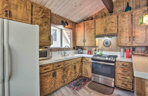 Arrowhead Villas Cabina | Lake Arrowhead Cabin w/ Mid-Century Charm!