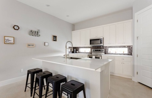 Apache Shores Casa | Lake Austin Adventure Headquarters- Casa 100% nueva