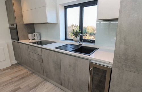 Littleborough Cabaña | Lake Bank Views