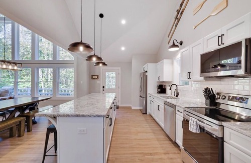 Jim Thorpe Cabina | Lake & Beach + Firepit + King Beds + Swing set