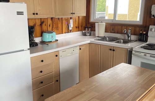 Dunnville Cabaña | Lake/Beachfront/Firepit/sleeps 6/Pet Friendly/Heated