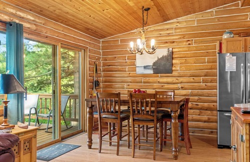 Oxford Cabina | LAKE Cabin, KING BED, 25 min to Dells, large yard!