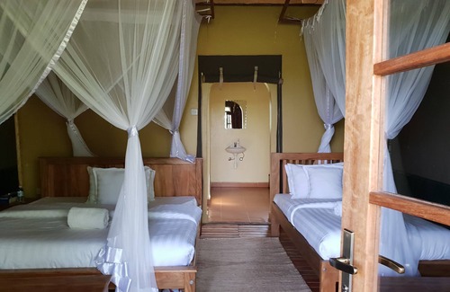 Kisoro Cabina | Lake Chahafi Resort