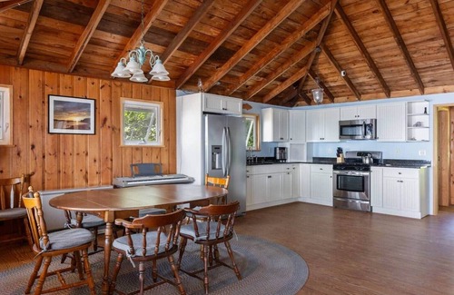 Malletts Bay Casa | Lake Champlain Beachfront Retreat