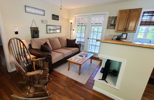 Hayesville Cabaña | $ 59 Lake Chatuge Country Cottages - ¡Días perezosos en Little Red, WIFI GRATUITO, películas!