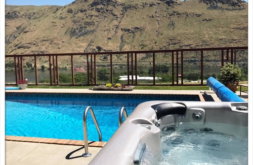 Chelan Falls Casa | Impresionantes vistas, piscina privada y jacuzzi! Paraíso en Chelan. Duerme 8
