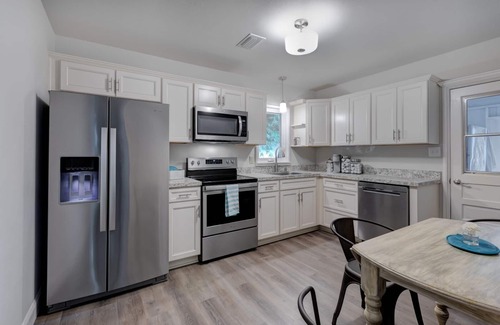 Mount Dora Casa | Lake Cottage Minutes from Downtown Mount Dora!