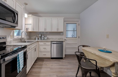 Mount Dora Casa | Lake Cottage Minutes from Downtown Mount Dora!