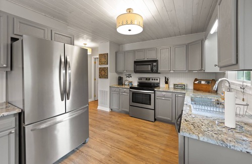 Sloans Valley Cabina | LAKE CUMBERLAND LUXURY~ LAKE VIEWS, HOT TUB, GOLF PAD, AND MORE. SLEEPS 12+