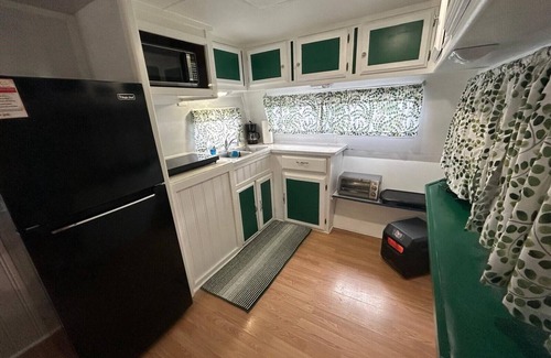 Dandridge Alquiler De RV | Lake Daze Cozy Camper in Dandridge TN on Lake Douglas. Close to Attractions!