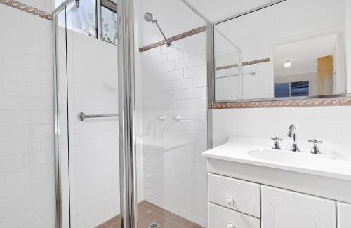 Buff Point Casa | Lake Edge Cottage