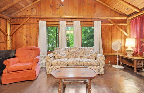 Whitehall Cabina | Lake Erie Log Cabin #2