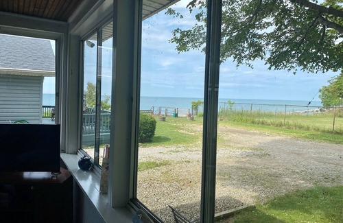 Geneva-on-the-Lake Cabaña | Lake Erie Views - Beach Access - 8 Minute Walk to GOTL Strip!