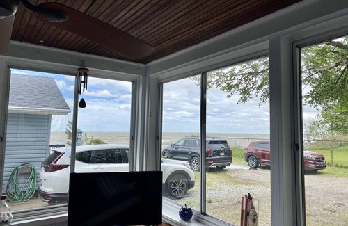 Geneva-on-the-Lake Cabaña | Lake Erie Views - Beach Access - 8 Minute Walk to GOTL Strip!
