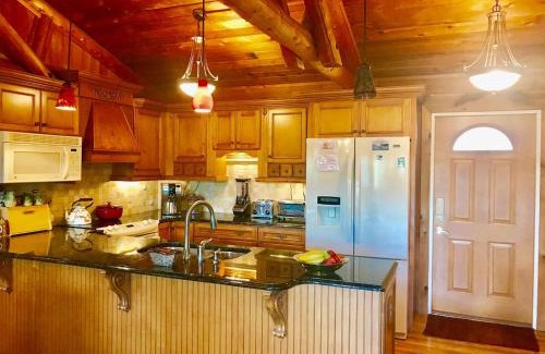 Huddleston Casa | Lake Escape To An Elegant 4 Br Home