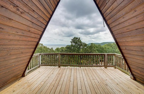 Hoyt Casa | Lake Eufaula Cabin with Hot Tub and Large Deck