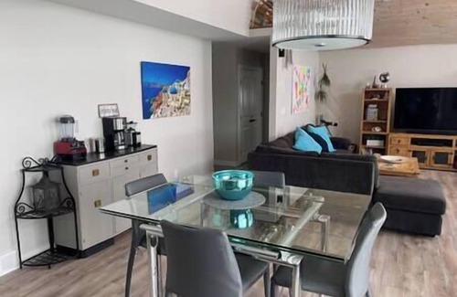 Gimli Casa | Lake Front 4 Bedroom Home with Hot Tub & Sauna