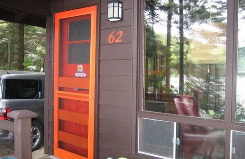 Lac-McGregor Cabaña | Lake Front Cottage - 23 Miles/37 Klm. from Parliament Hill CHECK OUT THE SAVINGS