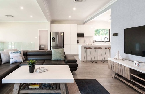 Arcadia Vale Casa | Lake Front Home - 4 Bedrooms - Pool & Jetty