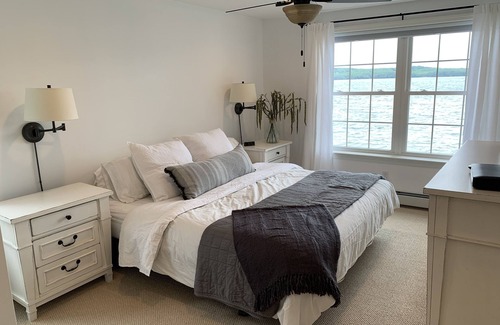 Wakefield Casa | Lake front home on Great East Lake