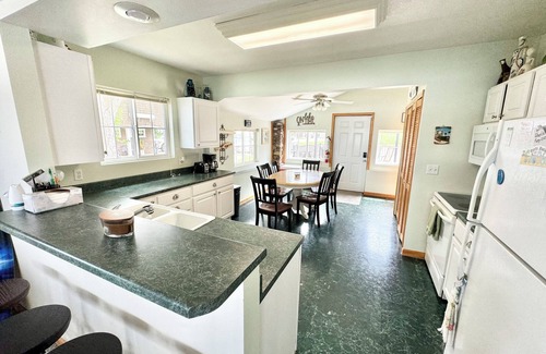 Arnolds Park Cabina | Lake Front House, walking distance to Arnold's Park, shops and restaurants.
