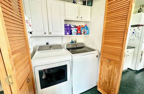 Arnolds Park Cabina | Lake Front House, walking distance to Arnold's Park, shops and restaurants.