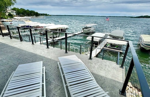 Arnolds Park Cabina | Lake Front House, walking distance to Arnold's Park, shops and restaurants.