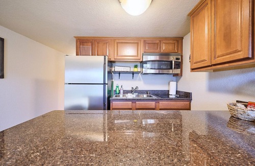 Mid America Condominio | Lake Front in Hot Springs! Cozy, Water views and more!