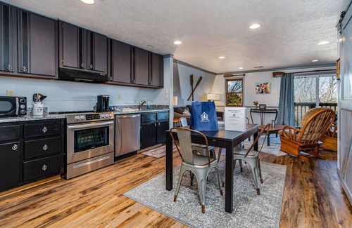 Big Cedars Casa | King Suite frente al lago en Lake Tablerock ... ¡pasos a la orilla! Cerca de Big Cedar Lodge Red Bud Cove