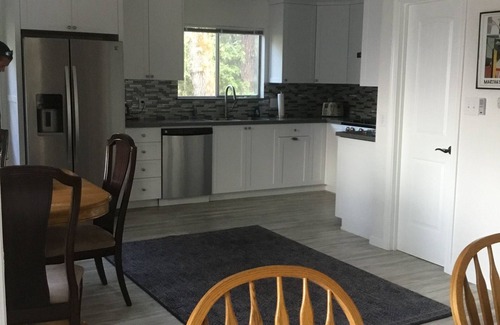 Lakehead-Lakeshore Casa | LAGO FRENTE AL LAGO SHASTA, ENCANTADO EN LAS MONTAÑAS!