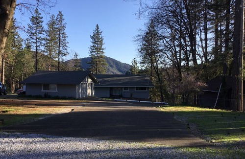 Lakehead-Lakeshore Casa | LAGO FRENTE AL LAGO SHASTA, ENCANTADO EN LAS MONTAÑAS!