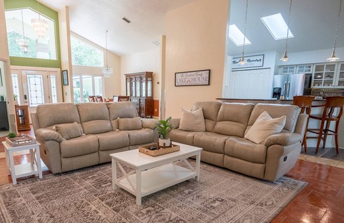 Putnam Hall Casa | Lakefront Escape – Sunrise Views, Kayaks & Fireside Nights