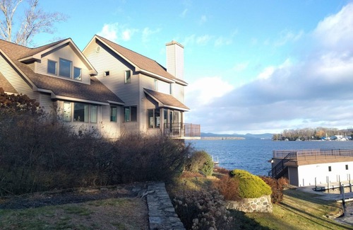 Lake George Casa | Lake Front House, East Side Assembly Point, Harris Bay, 200 pies de frente