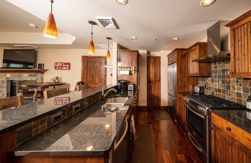 McCall Condominio | Lake Getaway! Elegant 2-Bedroom Condo in Downtown McCall