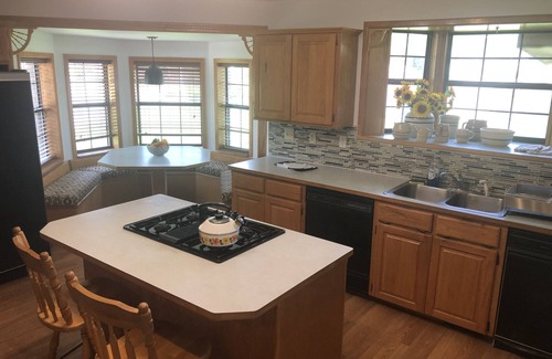 Mid America Casa | Lake Hamilton Canal W/ hot tub 3/2 Home - w/ Canoe & Kayaks!