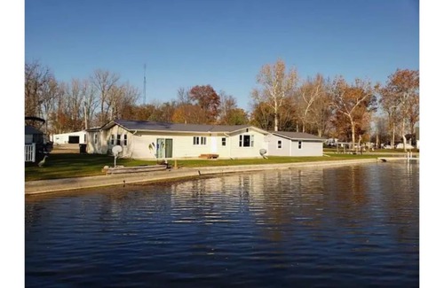 Warsaw Cabaña | Lake Haven Cottage Fun Summer Get Away! fishing and kayaks!