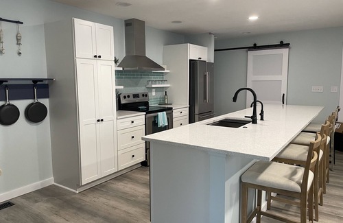 Howard Casa | Lake House Artistic Spa-Like Retreat - Quiet Peaceful cul-de-sac - Pet-Friendly!