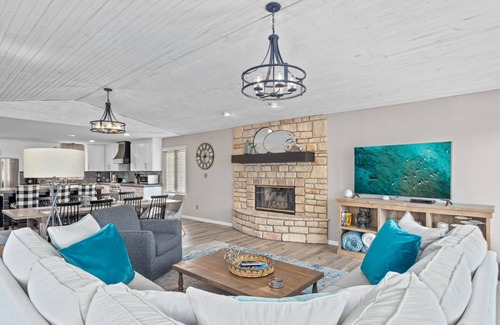 McColley Casa | Lake House: Spacious 6-Bedroom Retreat Perfect for Families and Waterside Fun!