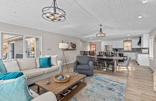 McColley Casa | Lake House: Spacious 6-Bedroom Retreat Perfect for Families and Waterside Fun!